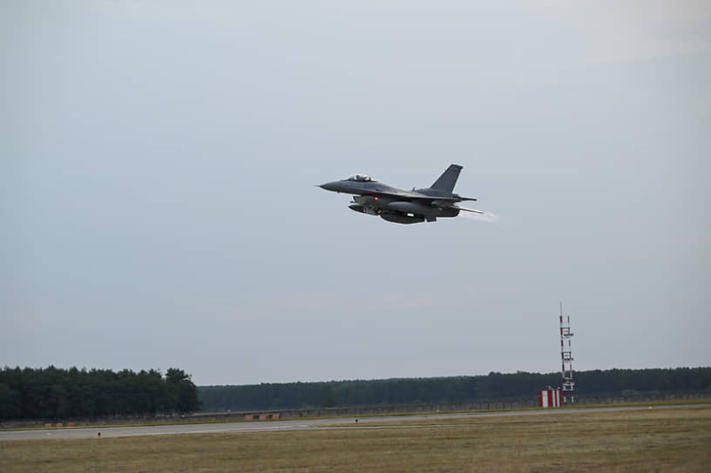Bloomberg: на Украину доставлены первые истребители F-16