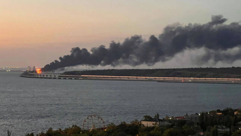 На Крымском мосту восстановили движение автомобилей