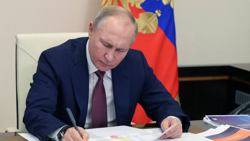 Путин подписал закон о правах медиков оказывать помощь арестованным